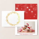 Tarjeta fotográfica de nieve de Relieve metalizado<br><div class="desc">Tarjeta de foto con guion de copo de nieve manuscrita con Relieve metalizado dorado Feliz Navidad. La foto y el texto de esta tarjeta de Navidades se pueden actualizar y personalizar con su foto y nombre. Esta tarjeta muestra su nombre en el interior de la tarjeta de Navidades de Relieve...</div>
