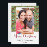 Tarjeta fotográfica de Ornamentos de Árbol de Navi<br><div class="desc">Tarjeta de felicitación fotográfica de ornamentos antiguos o clásicos de la bombilla del árbol de Navidad. Esta carta de fotos de Rustic Green y Red Christmas Ornaments es perfecta para una tarjeta de Navidades familiares. Puede actualizar y personalizar su nombre cada año en la parte delantera de la tarjeta.</div>