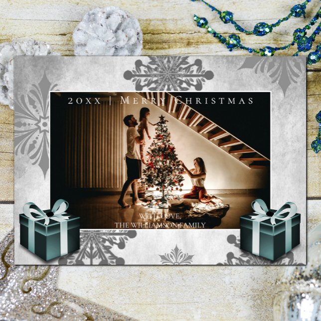 Tarjeta fotográfica de regalos y copas de nieve pa (Teal Christmas Gifts and Snowflakes Holiday Photo Card)