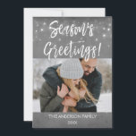 Tarjeta fotográfica de saludo de temporada, nieve<br><div class="desc">Tarjeta fotográfica con copas de nieve manuscrita manuscrita manuscrita,  rojada por los Navidades de la temporada rusa. La foto y el texto de este guión con letras a mano se pueden actualizar y personalizar con su foto y nombre.</div>