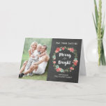 Tarjeta fotográfica de vacaciones de Chalkboard Wr<br><div class="desc">Tarjeta fotográfica familiar de navidades merry y brillantes con un patrón rústico de pizarra con ilustracion de corona floral vintage y texto con letras a mano, fácilmente personalizable con la fotografía de su familia. Desee que sus amigos y familia se encuentren bien en esta temporada de vacaciones con esta divertida...</div>