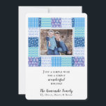 Tarjeta fotográfica de vacaciones de invierno de B<br><div class="desc">Sólo un simple diseño "edredón" para una simple y hermosa tarjeta de fotos de vacaciones adaptable para Navidades, Hanukkah, solsticio de invierno, Año Nuevo y más. Parches con motivos de copos de nieve, corazones, ácidas y puntos de polka en tonos azules y morados rodean tu elección de foto. Hemos añadido...</div>