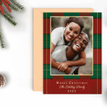 Tarjeta fotográfica de vacaciones de Relieve metal<br><div class="desc">Navidades rojos y verdes,  elegantes y sencillos,  adornan un patrón con fotos familiares y verdaderos acentos de Relieve metalizado dorado. Personaliza con tu propio nombre y saludo.</div>