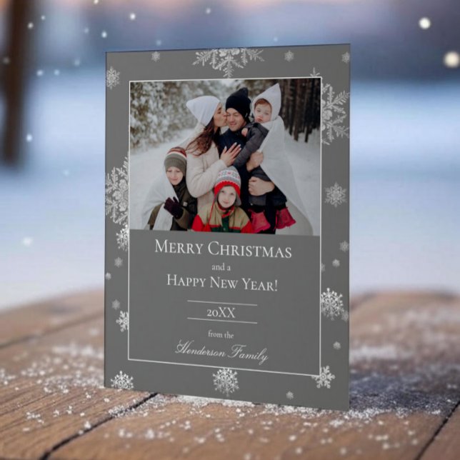 Tarjeta fotográfica de vacaciones plana Gray Moder (Gray Modern Snowflakes Holiday Photo Card)