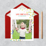 Tarjeta fotográfica de vacaciones plana moderna de<br><div class="desc">Un divertido y alegre mensaje navideño y juguetón confeti arbolado enmarcan la foto de tu familia. No olviden añadir un mensaje personalizado de alegres novedades al interior junto con otra foto y el nombre de su familia.</div>