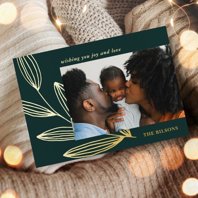 Tarjeta fotográfica de vacaciones verde y Relieve  (Chic Sprout Green and Gold Foil Holiday Photo Card)
