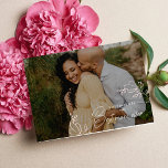 Tarjeta fotográfica del Día de la Madre<br><div class="desc">La parte delantera de esta tarjeta del Día de la Madre para la futura madre es un elegante telón de fondo de fotos personalizado con delicados detalles de flores blancas, creando un ambiente sereno y pacífico. La frase "vas a ser la mejor madre de todos los tiempos" aparece de forma...</div>