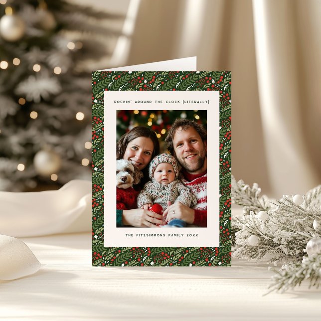 Tarjeta fotográfica familiar Holly Leaf Holiday pa (Holly Leaf Christmas folded vertical photo card)
