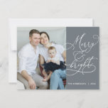 Tarjeta fotográfica familiar moderna, mora y brill<br><div class="desc">Feliz y brillante. Celebra la temporada con esta tarjeta de fotos de la familia. Es totalmente personalizable y personalizado con sus propios mensajes de bienvenida. Por favor recuerde reemplazar la foto de muestra con su foto. Es sencillo, fácil, pero moderno, minimalista y festivo. Esta es la tarjeta plana perfecta para...</div>