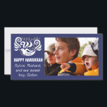 Tarjeta fotográfica feliz Chanukah "palomas de piz<br><div class="desc">Tarjeta fotográfica Happy Chanukah "Blackboard Doves" Personaliza agregando tu propia foto y reemplazando el texto por el tuyo propio. texto personalizar con su estilo de fuente, tamaño y color favoritos. Tamaño: 8" x 4" Comparte tus momentos especiales con tus seres queridos en todas partes creando una tarjeta de foto desde...</div>