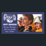 Tarjeta fotográfica feliz Chanukah "palomas de piz<br><div class="desc">Tarjeta fotográfica Happy Chanukah "Blackboard Doves" Personaliza agregando tu propia foto y reemplazando el texto por el tuyo propio. texto personalizar con su estilo de fuente, tamaño y color favoritos. Tamaño: 8" x 4" Comparte tus momentos especiales con tus seres queridos en todas partes creando una tarjeta de foto desde...</div>