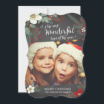 Tarjeta fotográfica floral Chalkboard Wonmaravillo<br><div class="desc">Tarjeta de fotografía de navidad contemporánea con forma de corchete cortado con flores blancas y rojas de bonito,  ramas de pino y bayas colocadas sobre un fondo moderno de pizarra.</div>