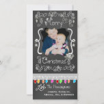 Tarjeta fotográfica Gray Chalkboard Merry Christma<br><div class="desc">Fantásticas tarjetas de fotos navideñas con un aspecto de pizarra, muchos remolinos grises y texto que lee Feliz Navidad, una cadena de coloridas luces de árbol en varios colores, adornos grises colgantes y áreas donde se puede personalizar estas hermosas y brillantes tarjetas de fotos navideñas con tu foto y nombres!...</div>