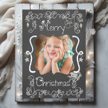 Tarjeta fotográfica Gray Scroll Chalkboard<br><div class="desc">Un fondo de pizarra con hermosos rollos y estrellas de texto gris y blanco que dice "Feliz Navidad" delante y "Que todos tus días sean alegres y brillantes" detrás. Esta hermosa tarjeta personalizada de fotos navideñas de vacaciones tiene varios adornos estelares, un pájaro en un diseño de nido, y áreas...</div>