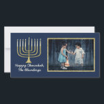Tarjeta fotográfica Hanukkah "Elegante Menorah Blu<br><div class="desc">Feliz feriado, tarjeta fotográfica Hanukkah/Chanukah, "Elegant Menorah Blue" Glossy, tarjeta fotográfica con sobre blanco. Personalice reemplazando la foto y la frase "Happy Hanukkah, The Blumbergs" (Feliz Hanukkah, los Blumbergs) con la redacción Personalizar eligiendo su estilo de letra, color y tamaño favorito. Reajuste, redimensione y repita la palabra al personalizar. ¡Gracias...</div>