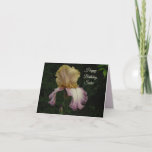 Tarjeta fotográfica Happy Birday Sister Iris<br><div class="desc">Este hermoso iris tiene pétalos de color crema adornados con lavanda y púrpura. Los colores claros destacan por el oscuro fondo de las hojas del jardín. Al lado de la flor, el texto del personalizable "Happy Birthday Sister" aparece en un hermoso guión de color crema. Dentro de la tarjeta están...</div>