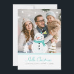 Tarjeta fotográfica Jolly Snowman Navidades Winter<br><div class="desc">Celebra la época mágica y festiva de las fiestas con nuestras tarjetas de fotos personalizados. Nuestro moderno y caprichoso diseño navideño cuenta con nuestro propio "Frosty" el hombre de la nieve, pinos, copos de nieve. En la parte inferior de la foto de la familia se exhibe un divertido y caprichoso...</div>