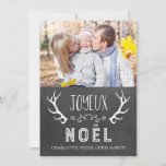 Tarjeta fotográfica Joyeux Noël Chalkboard Antlers<br><div class="desc">Nombre de personalizable Joyeux Noël y tarjeta de foto rústico patrón de pizarra de campo con divertido ilustracion de ciervo antler y detalles de época. Añade el texto de tu personalizado a esta tarjeta para crear un navidad único que saluda esta temporada navideña para amigos y familiares.</div>