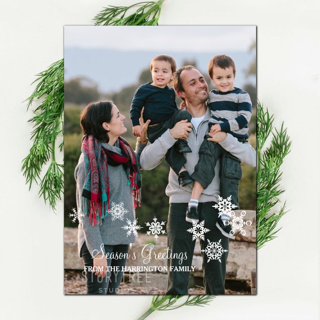 Tarjeta fotográfica marfileña elegante con copos d (Ivory Elegant Snowflakes Holiday Photo Card)