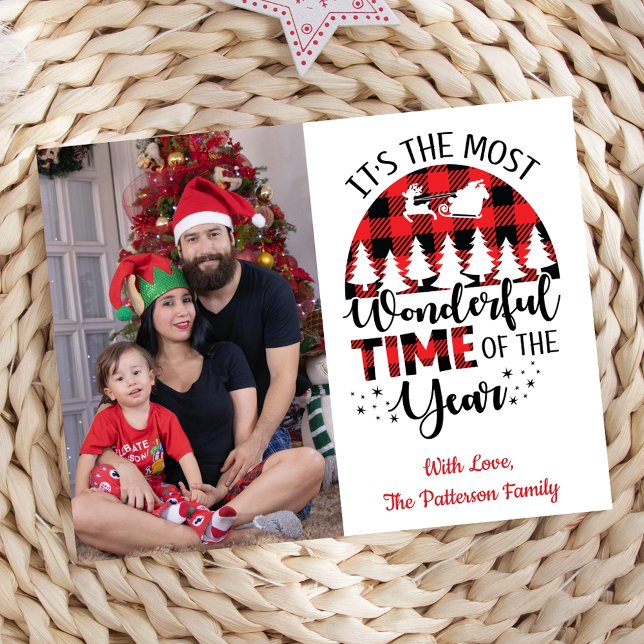 Tarjeta fotográfica navideña con nombre personaliz (It's The Most Wonderful Time Of The Year, Red & Black, Personalized Christmas Photo Card)