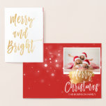 Tarjeta fotográfica navideña de Relieve metalizado<br><div class="desc">Tarjeta fotográfica con guiones nevados y floridos con mano de Relieve metalizado dorado merry y brillante. La foto y el texto de esta tarjeta de Navidades se pueden actualizar y personalizar con su foto y nombre. Esta tarjeta muestra su nombre en el interior de la tarjeta de Navidades de Relieve...</div>