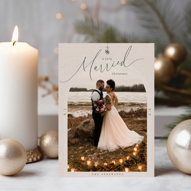 Tarjeta fotográfica navideña muy casada (A Very Married Christmas photo Christmas card for newlyweds mockup shown with candles and ornaments )