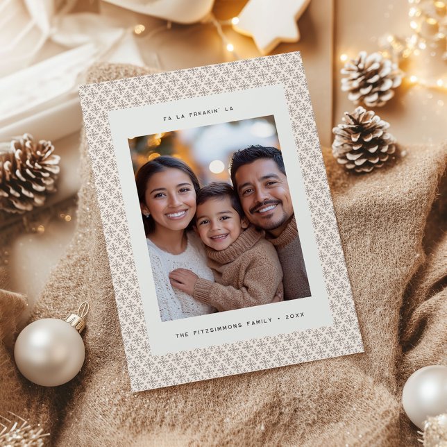 Tarjeta fotográfica nórdica mínima de color marrón (Neutral Snowflake Modern Christmas Flat Card brown)