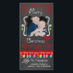Tarjeta fotográfica Red Chalkboard Merry Christmas<br><div class="desc">Fantásticas tarjetas de fotos navideñas con un aspecto de pizarra, muchos remolinos rojos y texto que lee Feliz Navidad, una cadena de coloridas luces de árbol en varios colores, adornos colgantes rojos y verdes, y áreas donde se puede personalizar estas hermosas y brillantes tarjetas de fotos navideñas con tu foto...</div>