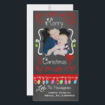 Tarjeta fotográfica Red Chalkboard Merry Christmas<br><div class="desc">Fantásticas tarjetas de fotos navideñas con un aspecto de pizarra, muchos remolinos rojos y texto que lee Feliz Navidad, una cadena de coloridas luces de árbol en varios colores, adornos colgantes rojos y verdes, y áreas donde se puede personalizar estas hermosas y brillantes tarjetas de fotos navideñas con tu foto...</div>