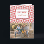 Tarjeta fotográfica Red Modern Triangles Holiday<br><div class="desc">Elegante y de moda tarjeta de felicitación de fotos de vacaciones de Triángulos modernos con un simple fondo de triángulo geométrico en rojo y blanco. Esta elegante y moderna tarjeta de fotos se puede personalizar fácilmente con su propia foto familiar y el saludo personalizado de los Navidades. Para obtener más...</div>