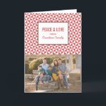 Tarjeta fotográfica Red Modern Triangles Holiday<br><div class="desc">Elegante y de moda tarjeta de felicitación de fotos de vacaciones de Triángulos modernos con un simple fondo de triángulo geométrico en rojo y blanco. Esta elegante y moderna tarjeta de fotos se puede personalizar fácilmente con su propia foto familiar y el saludo personalizado de los Navidades. Para obtener más...</div>