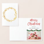 Tarjeta fotográfica Relieve metalizado dorado Feli<br><div class="desc">Navidades De Relieve metalizado dorado Escribieron A Mano Una Tarjeta De Foto De Garland Escrita Con Escritura Letrada. La foto y el texto de esta tarjeta de Navidades se pueden actualizar y personalizar con su foto y nombre. Esta tarjeta muestra su nombre en el interior de la tarjeta de Navidades...</div>