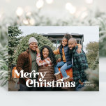 Tarjeta fotográfica Retro Vintage Merry Christmas<br><div class="desc">Nuestra tarjeta retro vintage de fotos navideñas de la mora incluye una foto completa de la sangría y un overlay de estilo retro. Puede editar el color de la parte posterior o agregar más fotos y texto.</div>