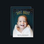 Tarjeta fotográfica Shine Bright Hanukkah<br><div class="desc">"Brillante brillante" tiembla en un falso efecto de hoja de oro,  con pequeño confeti de triángulo dorado por un acento divertido y brillante. La parte posterior está impresa con un fondo azul profundo y ligeramente texturado.</div>