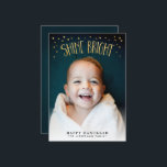 Tarjeta fotográfica Shine Bright Hanukkah<br><div class="desc">"Brillante brillante" tiembla en un falso efecto de hoja de oro,  con pequeño confeti de triángulo dorado por un acento divertido y brillante. La parte posterior está impresa con un fondo azul profundo y ligeramente texturado.</div>