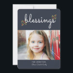 Tarjeta fotográfica simple de bendición navideña |<br><div class="desc">Un dulce deseo de bendiciones de tu familia al suyo es el mensaje con este diseño simple y moderno para un saludo de vacaciones. El tipo de letra cursiva con letras de mano es encantadoramente casual y contemporáneo y se acentúa con pequeños resortes de bayas huecas. En la parte trasera...</div>