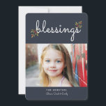 Tarjeta fotográfica simple de bendición navideña |<br><div class="desc">Un dulce deseo de bendiciones de tu familia al suyo es el mensaje con este diseño simple y moderno para un saludo de vacaciones. El tipo de letra cursiva con letras de mano es encantadoramente casual y contemporáneo y se acentúa con pequeños resortes de bayas huecas. En la parte trasera...</div>