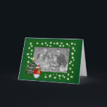 Tarjeta fotográfica Snowman Christmas Tree<br><div class="desc">Un capataz muñeco de nieve sosteniendo un regalo frente a una tarjeta de fotos de vacaciones de los Navidades de árbol. He puesto una plantilla especial para que agregues tu propio mensaje, o elimines esa opción para dejar en blanco. Puede cambiar o agregar cualquier texto en la plantilla, o hacer...</div>