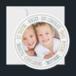 Tarjeta fotográfica Winter Fun Merry Christmas Rou<br><div class="desc">Una celebración divertida y moderna de la temporada invernal es el centro de este diseño que incorpora texto caprichoso en un borde redondo alrededor de una foto de tu familia. Algunas de tus cosas favoritas, como chocolate caliente, patinaje sobre hielo y mitones de lana, enmarcan tu foto en tonalidades frescas...</div>