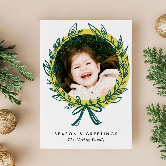 Tarjeta fotográfica Wreath Frame Holiday (Beautiful chartreuse and green hand-drawn wreath frame holiday photo card)