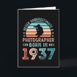 Tarjeta Fotógrafo nacido en 1937 regalo de cumpleaños núme<br><div class="desc">Nunca subestimes a un fotógrafo nacido en 1937. Regalo de cumpleaños número 90 ideal para un entusiasta de la fotografía y la fotografía de 90 años a quien le encanta tomar fotos. Presente para hombres,  mujeres,  papá en el Día del Padre.</div>