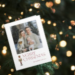 Tarjeta Fotos de la familia de la navidad de los recién ca<br><div class="desc">Celebra la temporada navideña con la tarjeta de tipografía de fotos de navidad de los Nuditos Modernos! Esta impresionante tarjeta cuenta con un hermoso cazador de nueces acuático con un telón de fondo de tipografía festiva en un rico tono burdeos. Personalice su foto familiar y su apellido para que su...</div>
