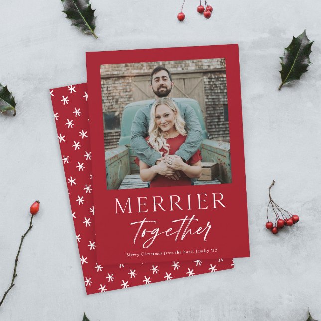Tarjeta Fotos de Merrier Together: Feliz Navidad (Modern Red and White Merrier Together Script Photo Christmas Holiday Cards.)