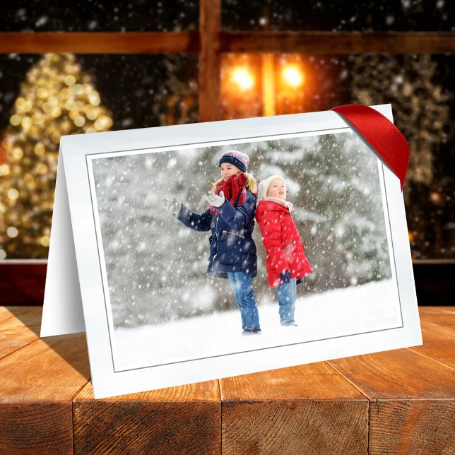 Tarjeta Fotos del invierno de Pine 2 de la temporada de sa (Season's Greetings holiday photo folding card.)