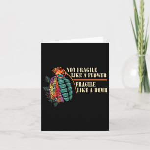 Tarjeta Frágil como flor pero feminista de la bomba