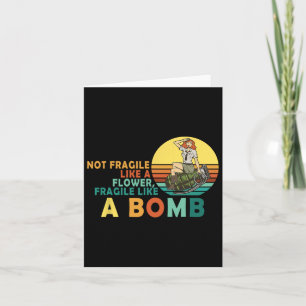 Tarjeta Frágil como flor pero feminista de la bomba