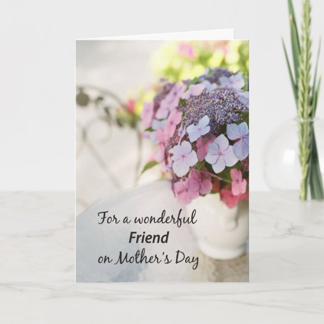 Tarjeta Friend on Mothers Day Flowers on Outdoor Table (Anverso)