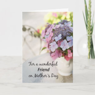 Tarjeta Friend on Mothers Day Flowers on Outdoor Table