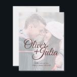 Tarjeta *Frosted Glass* Save The Date<br><div class="desc">Un toque de escarcha blanca superpone tu foto debajo de un hermoso tipo para tus nombres y tipografía clásica para tu fecha y ubicación. Moderna y dulce,  esta tarjeta de save the date establecerá un tono cálido y encantador para tu gran día.</div>