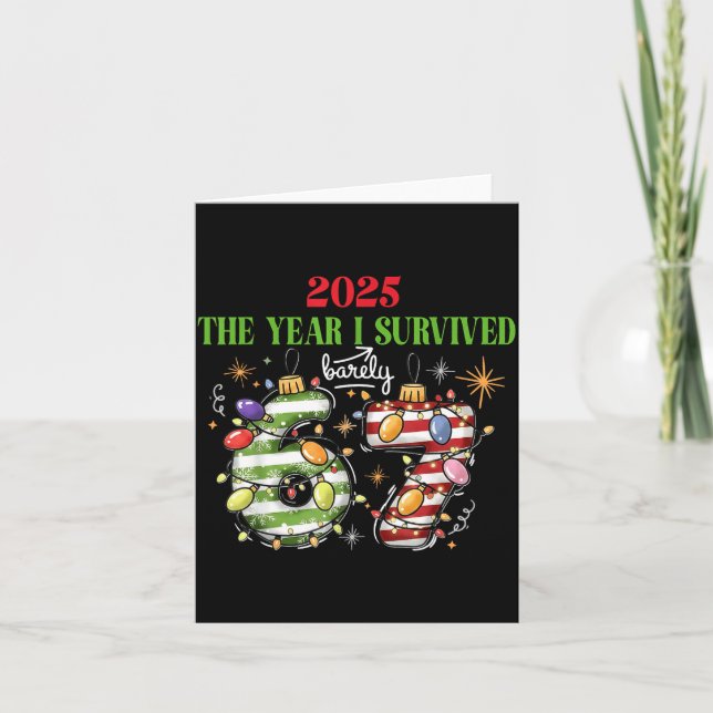 Tarjeta Funny 2025 The Year I Survived Barely 67 Christmas (Anverso)